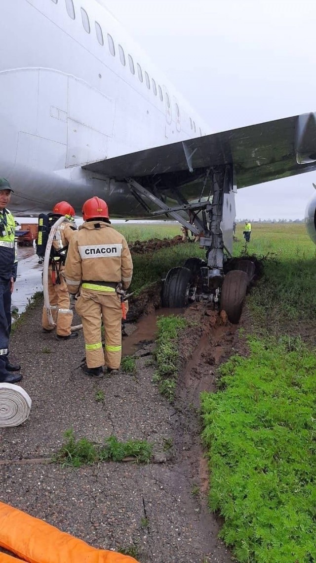 Самолёт Boeing 767 авиакомпании Pegas Fly выкатился за пределы ВПП в Симферополе