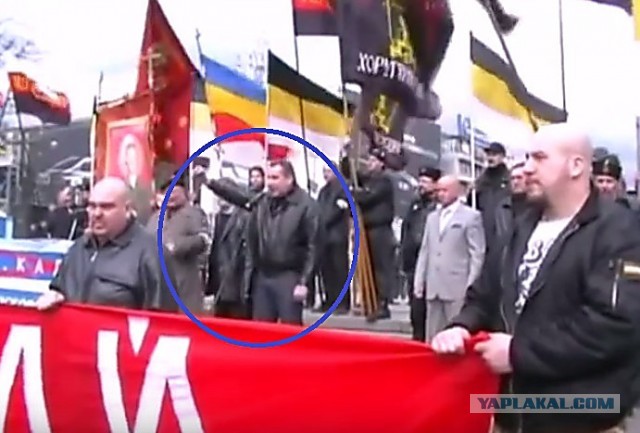 В Киеве какие-то парни докопались до мужика, у которого на футболке был изображён герб России, и заставили его её снять.