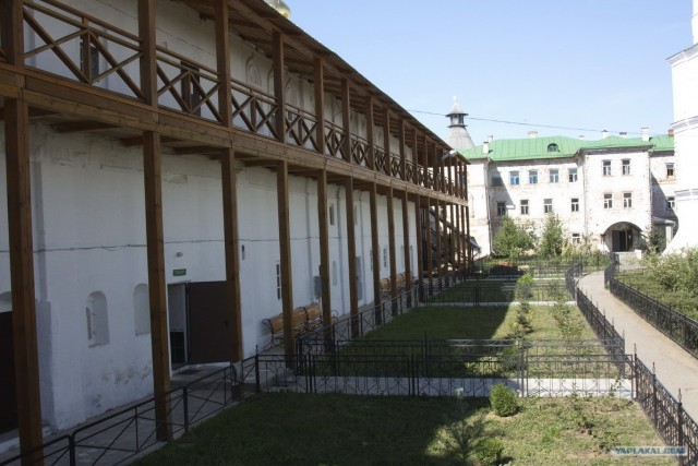На катере в пос.Макарьево или Топограв, бе-бе-бе)
