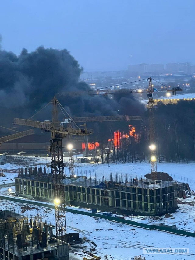 Горит торговый центр «Стройпарк» в Балашихе