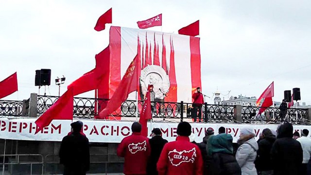 «Это просто черти!» Под Екатеринбургом вандалы разгромили кладбище
