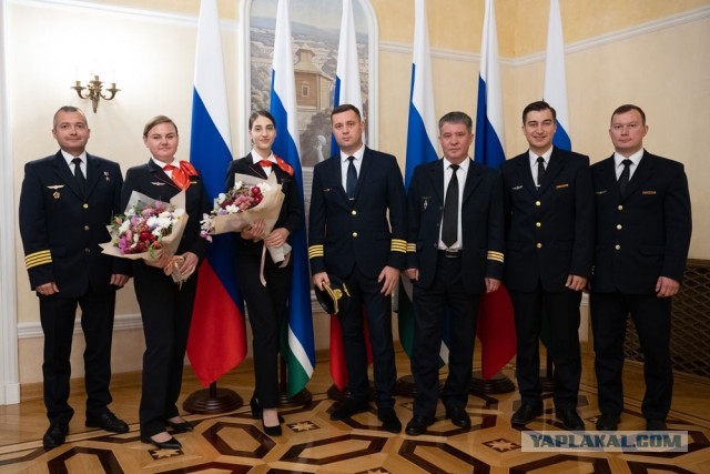 Губернатор встретился с героическими пилотами авиакомпании «Уральские авиалинии».