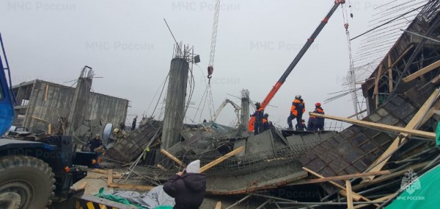 На стройке в Южно-Сахалинске произошло обрушение