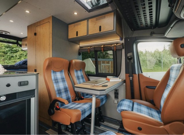 Люксовый кемпер Mercedes-Benz Sprinter с интерьером в духе Range Rover