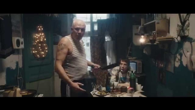 Засунул на спор лампочку в рот