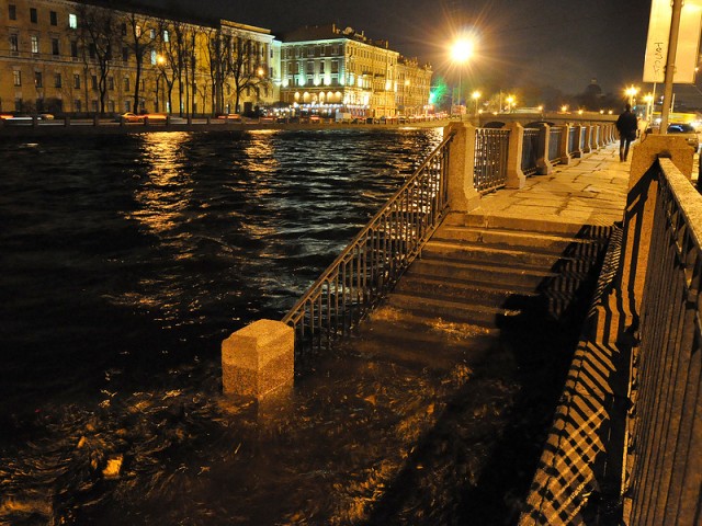 В Петербурге фонтанка вышла из берегов