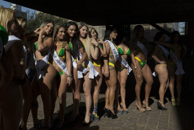 Участницы "Miss Bumbum 2015" прошлись по улице