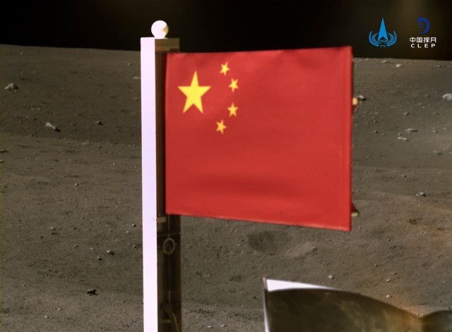 Зонд "Чанъэ-5" установил на Луне китайский флаг