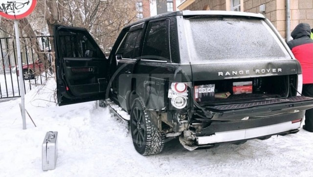 В Новосибирске  водитель чёрного Range Rover насмерть сбил женщину и скрылся, бросив машину