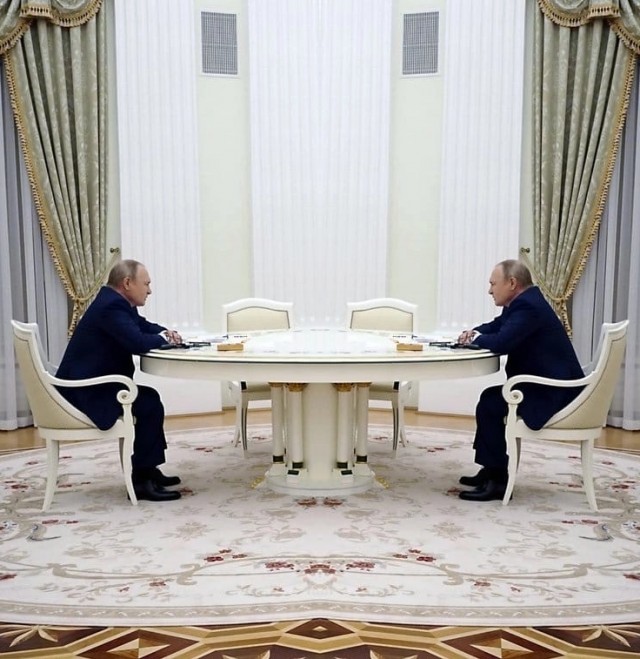 Предлагаю пофотошопить встречу Путина и Макрона