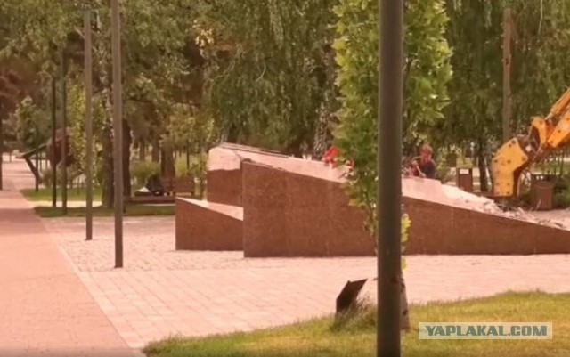 Это эстонская Нарва. Место, где стоял танк-памятник Т-34. Местные жители принесли сюда цветы и свечи.