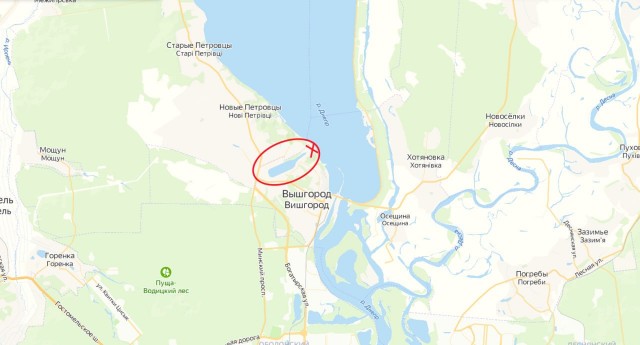 Гигантский столб чёрного дыма  в Вышгороде под Киевом