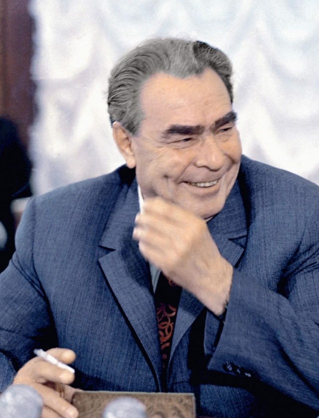 Нет, ребята, я не гордый.Не загадывая вдаль,Так скажу: не надо орденЯ согласен на медаль.