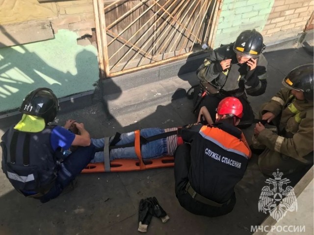 Пожарный спас падающую с 6-го этажа женщину в Копейске
