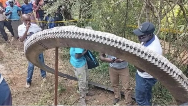 Во какая штука упала с неба в Кении. Весит 500 килограмм