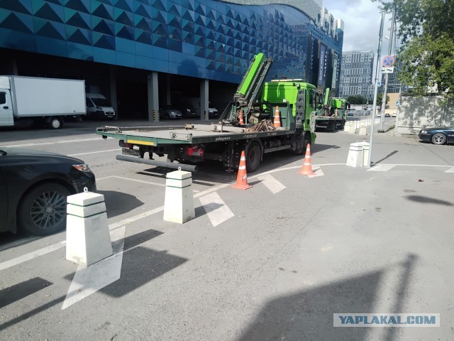 Подскажите по ПДД. Этот спец транспорт имеет право так парковаться?