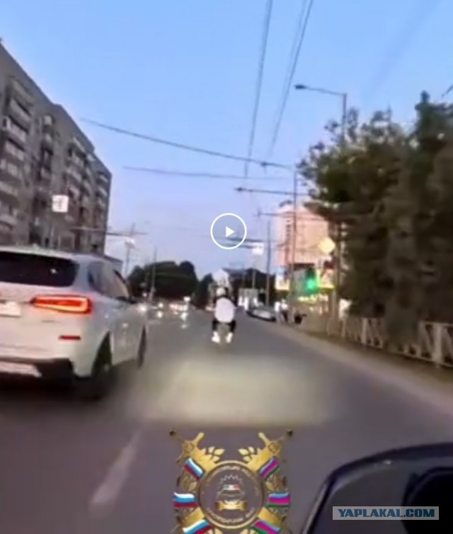 В Краснодаре питбайкер пытался скрыться от полиции, но врезался в мусорные баки.