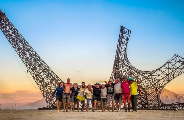 В пустыне Burning Man появилась гигантская сломанная Эйфелева башня