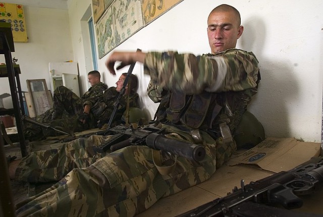 Российский спецназ во время террористического акта в Беслане, сентябрь 2004 г.