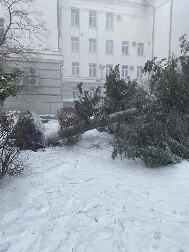 В Кокшетау, Казахстан, немного ветрено и сорвало крышу