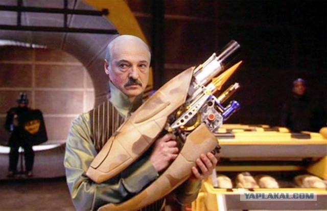 Лукашенко с автоматом. С кем воевать собрался?
