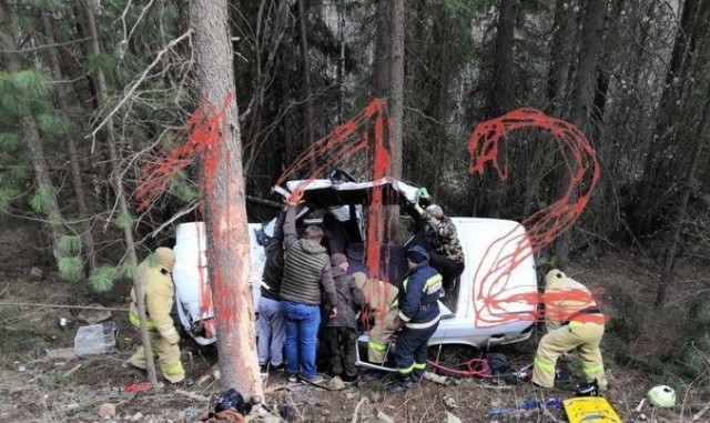 Дети угнали отцовскую «Волгу» в Сибири и разбились на ней насмерть
