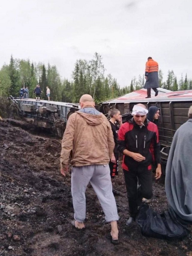 Сошёл с рельс пассажирский поезд Воркута-Новороссийск