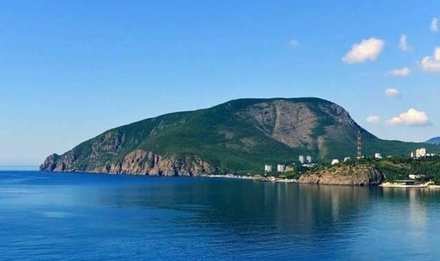 В Китае нашли "Щенячью гору" — необычный холм на берегу Янцзы, в провинции Хубэй, похожий на огромного спящего щенка