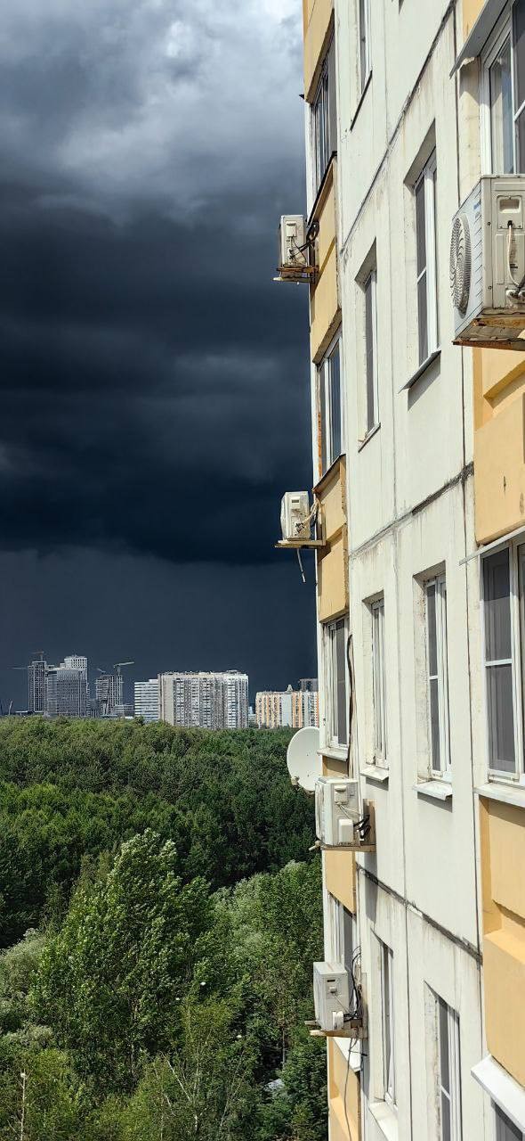 Черные тучи над Мск и ливень с градом