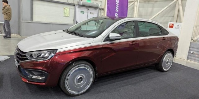 АвтоВАЗ начал поставки седанов Lada Aura 2026 года с современными технологиями. Цена — от 2 269 000 рублей