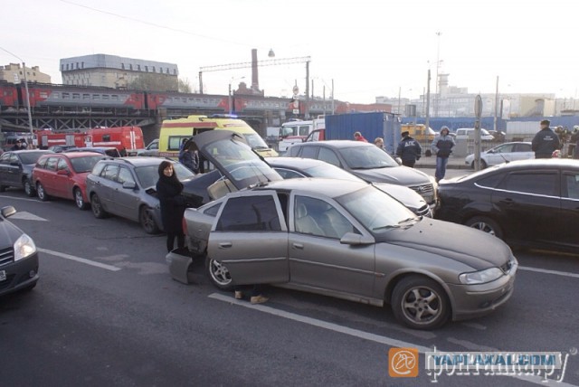 В Питере в реку упал бензовоз с мазутом