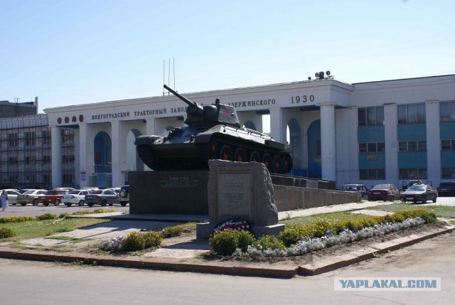 На месте Сталинградского тракторного собираются