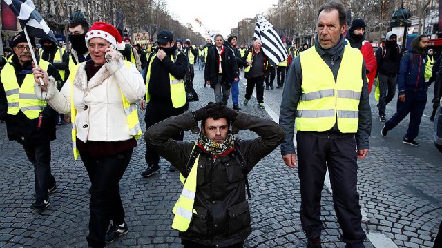 Против чего протестуют французы