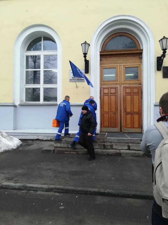 В здании МГУ факультета журналистики на Моховой прямо сейчас студентка угрожает выброситься из окна