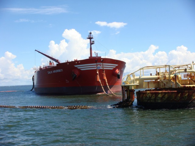 Погрузка танкера в море