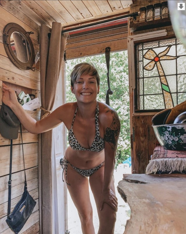 Британка погасила долг в £30 000, переделывая старые машины скорой помощи в мини-дома