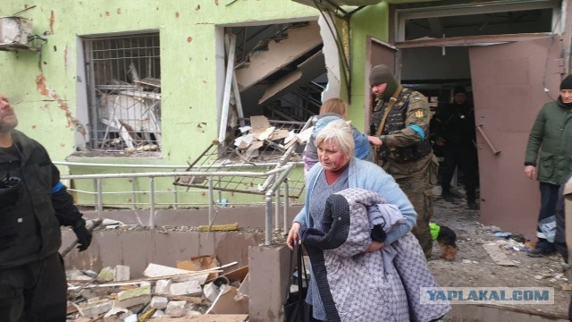 Обнаружили девушку, которую фотографы засняли на развалинах роддома в Мариуполе.