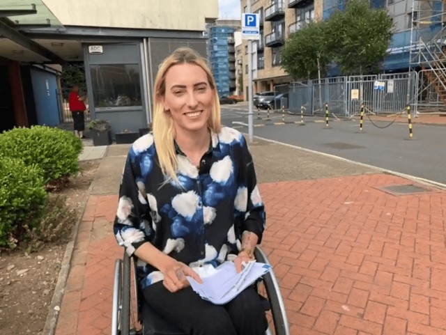 В Уэльсе женщину с инвалидностью оштрафовали на тысячу фунтов стерлингов за парковку на месте для людей с инвалидностью