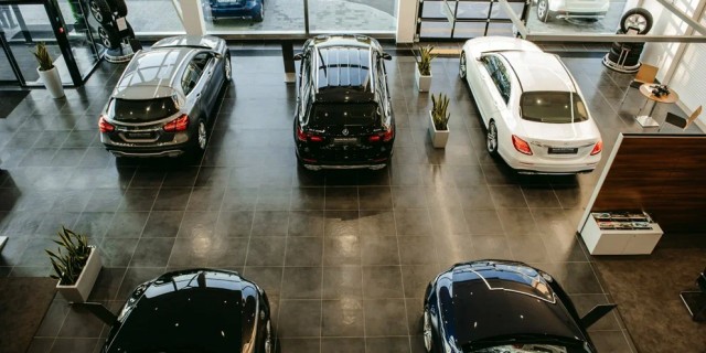 Продажи легковых автомобилей в России за октябрь упали на 62,8% по сравнению с октябрем 2021 года
