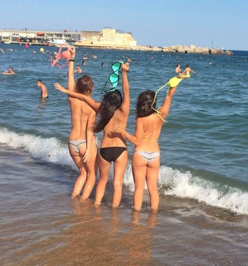 Власти Каталонии напомнили женщинам об их праве на голую грудь