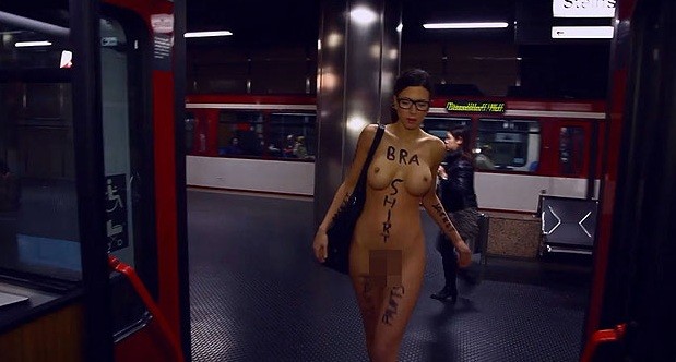 Голая модель автобусом добирается на работу ...