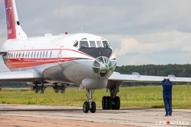 Что за вытянутые штуки под крыльями многих самолетов?