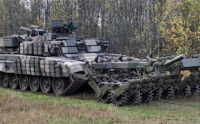 Т-72 с противоминным тралом.