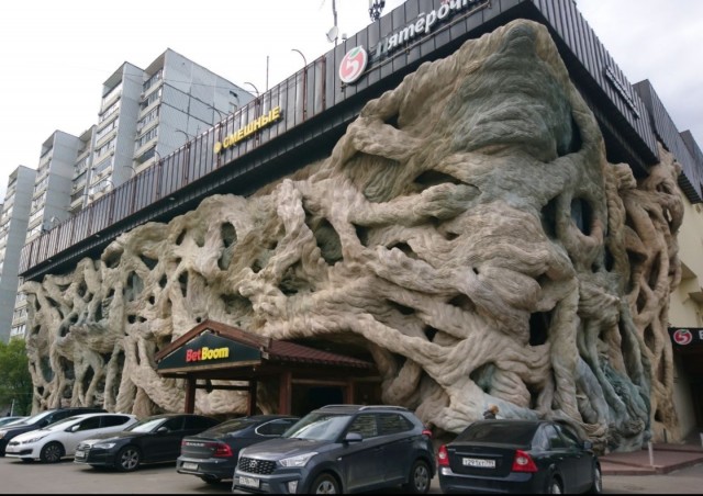 Вороны у «Пятёрочки» на Грайвороновской, 19 стали звёздами сети — пользователи спорят, что именно они кричат.