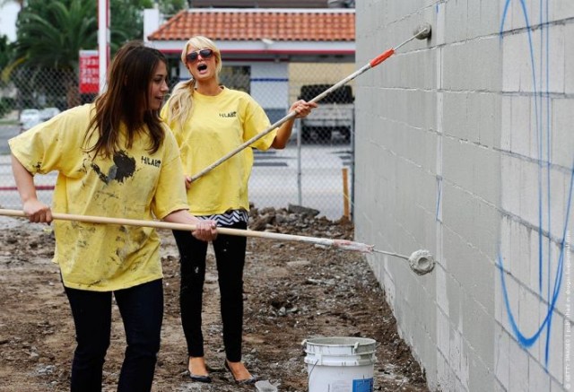 Пэрис хилтон красит стены на общественных работах