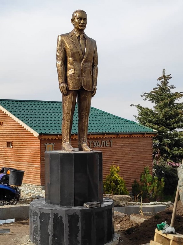 В Бишкеке установили памятник Путину