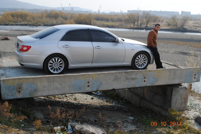 Едет пацанчик, сигаретку покуривает