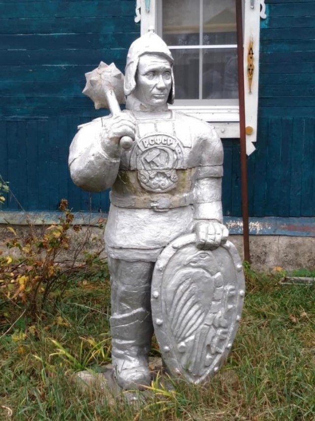 Памятник десантникам, открытый вчера в Лежневе