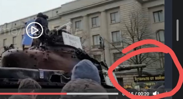 Люди в Берлине несут цветы к российскому танку