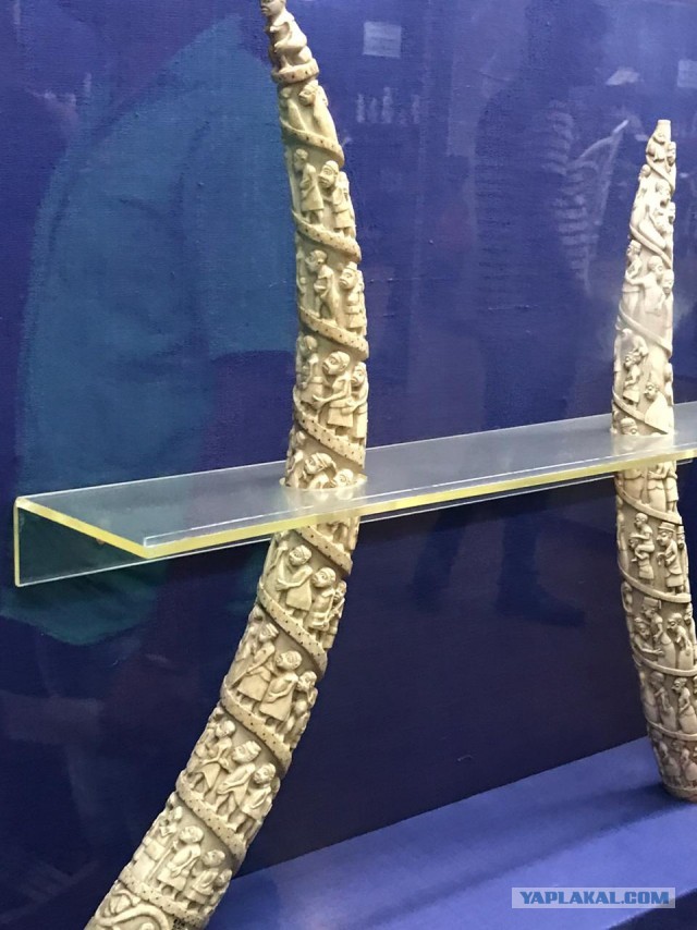 Стоит статуя посреди заката а место уя большая лопата...